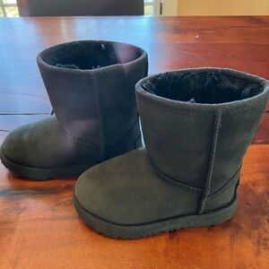 Awesome UGG Kids Classic II Black, Size 10